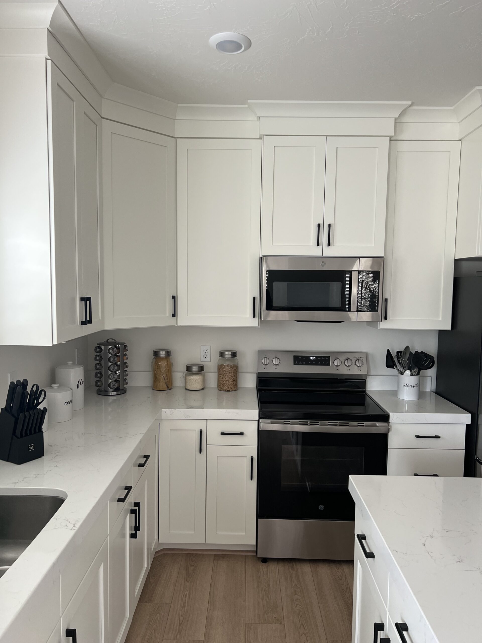 White shaker kitchen with quartz counters